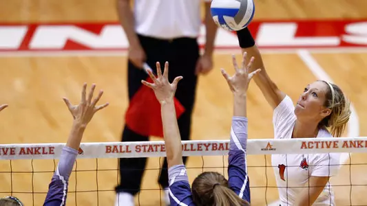 Women's Volleyball Escapes Toledo With 3-2 Victory