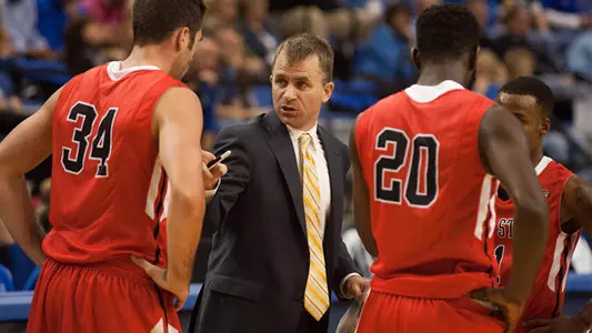 Men?s Hoops Downs Taylor in First Win of Whitford Era