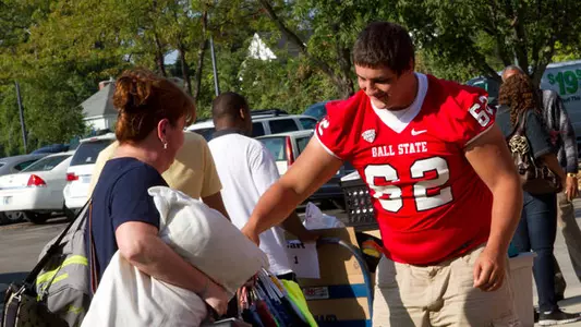 Football Student-Athletes Assist with Move-In Day