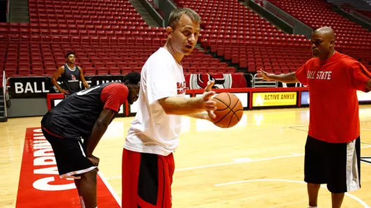 Men?s Basketball Holding Youth Hoops Clinics