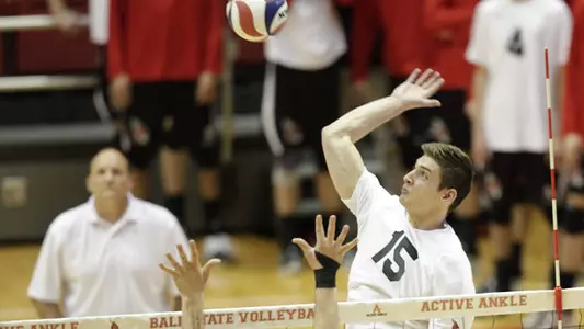 Men's Volleyball Sweeps Sacred Heart