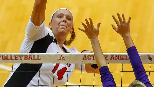 Volleyball Sweeps Western Illinois To Open 2014