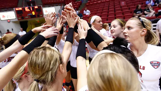 Volleyball Rallies To Top Montana In UniWyo Classic