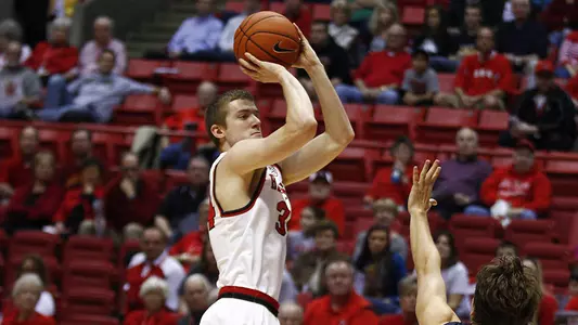 Men?s Hoops Visits CMU in First-Place Battle