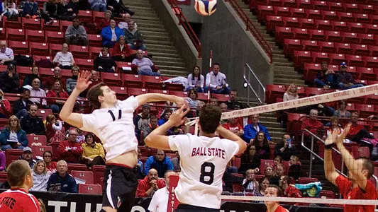 Surane and Pia Propel Men?s Volleyball To 3-2 Win