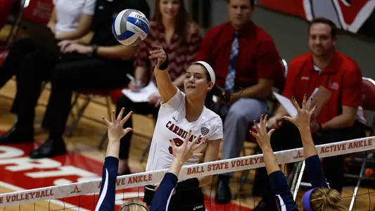 Volleyball Drops Pair of Friday Matches in Omaha