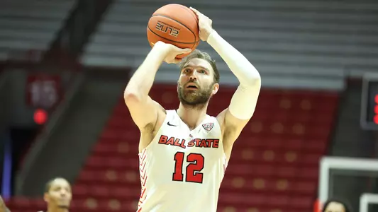 Brachen Hazen shoots for Ball State vs. UIC