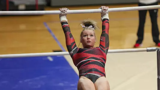 Hannah Ruthberg on bars