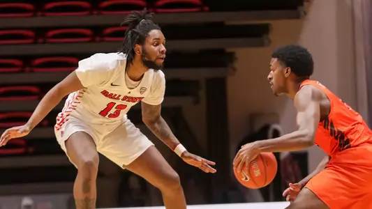 Kani Acree defends vs. Bowling Green