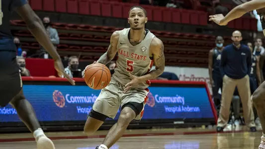 Ishmael El-Amin shoots for Ball State basketball