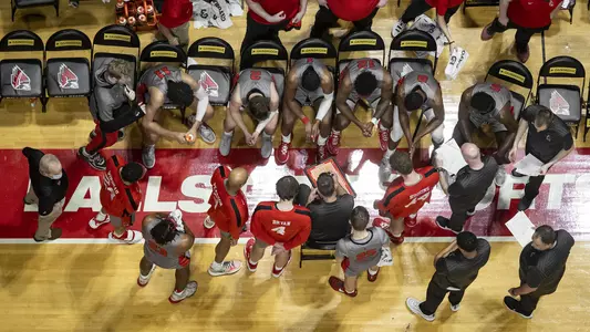 MBBTeamHuddlevsAkron