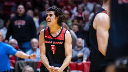 The Ball State Men’s Volleyball team hosts Hawaii in Worthen Arena on Jan, 28. Photo by Samantha Blankenship / Ball State University