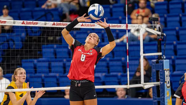 Lindsey Green Setting vs. Milwaukee