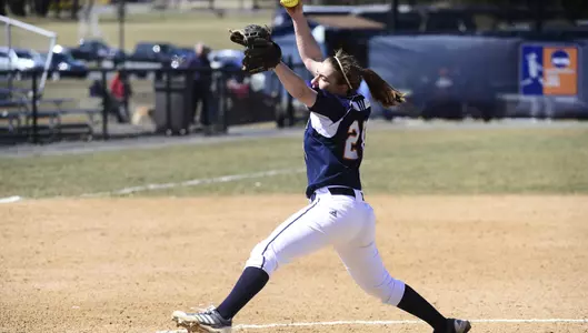 Softball Wins Series with Holy Cross, Splits on Second Day