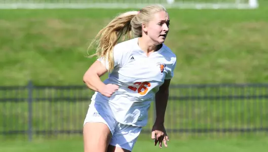 Women?s Soccer Remains Unbeaten With 3-0 Win at Holy Cross on Saturday