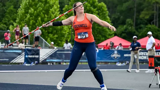 Evelyn Bliss throwing