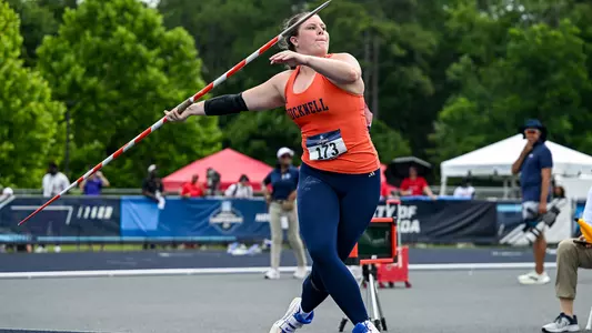 Evelyn Bliss throwing