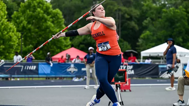 Evelyn Bliss throwing
