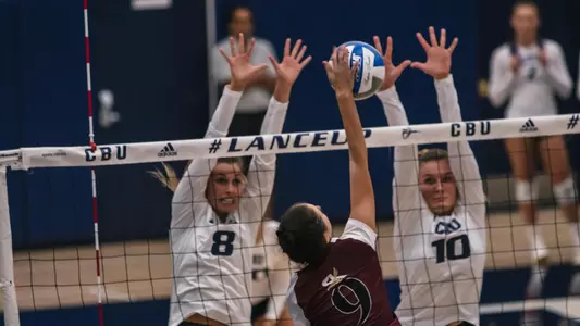 Natalie Zimmerer and Yagoda Jedrzejczak block