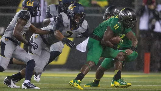 Linebacker Jalen Jefferson reaches out to make a tackle vs. Oregon.