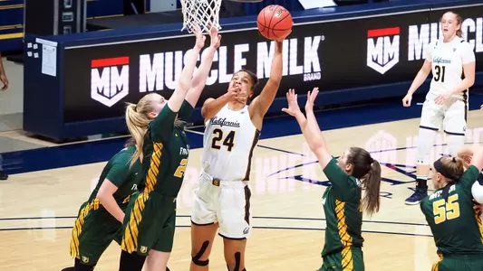 Evelien Lutje Schipholt scores a layup against USF