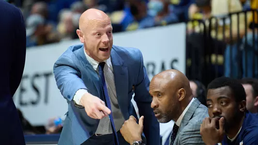 February 05, 2022; Berkeley, California, USA; NCAA PAC-12 Men's Basketball; California Golden Bears vs Washington State Cougars on Pete Newell Court at Haas Pavilion. California Golden Bears assistant coach Chris Harriman. Mandatory credit: Robert Edwards/KLC fotos