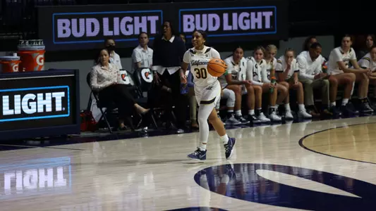 Jayda Curry dribbling up the court