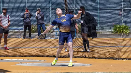 Mykolas Alekna throwing