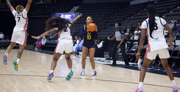 Lulu Twidale shooting against Auburn 11.26.25