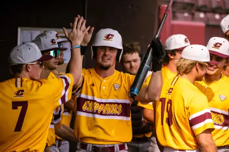 Baseball Rallies for 5 Runs in the 9th to Take Opener of Twinbill at San Francisco Image