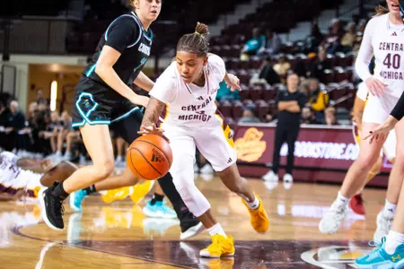 Hot Start Fizzles in Women’s Basketball’s Season Opener; Chippewas fall to Coastal Carolina, 65-62 Image