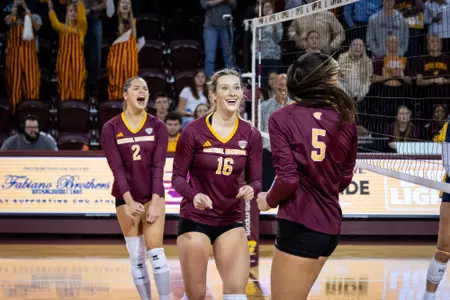 Volleyball Heads to Team Pineapple Tournament Image