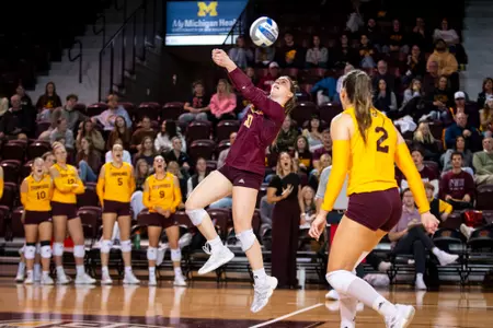 Volleyball Drops Two on Opening Day in Milwaukee Image