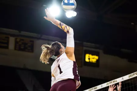 Volleyball Drops Five-Setter to Toledo Image
