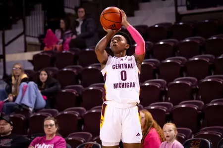 Triple-Double and Two 20-Point Games from Freshmen as Women’s Hoops Thumps Ohio, 75-48 Image