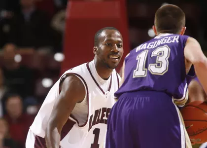 Monroe's Jumper Beats SMU, 72-71