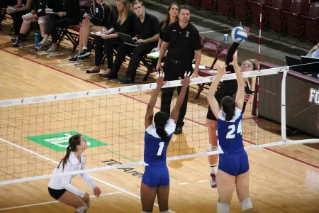 VOLLEYBALL FALLS TO HOFSTRA IN FIVE SETS AT HOME