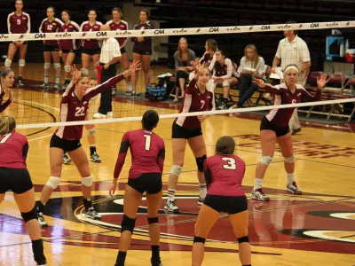 Volleyball Blanks Phoenix in Straight Sets