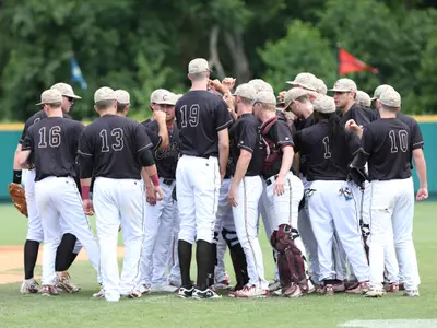 UNCW Edges CofC 4-3 in 10 Innings