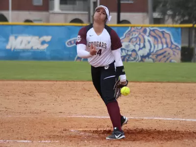 Cougar Softball Falls to Detroit, Rebounds Against Radford
