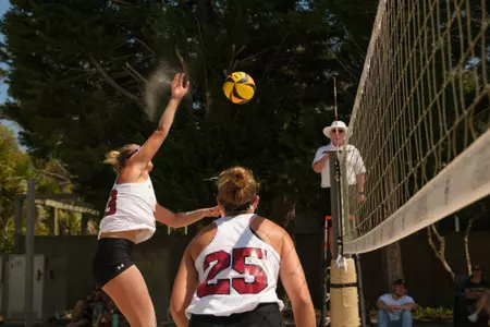 College of Charleston faces off against UNCW i n Beach Volleyball at home March 25th 2023