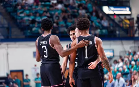 men's basketball huddle