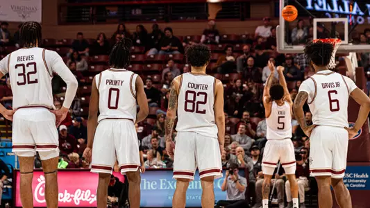 Mens basketball team watched free throws
