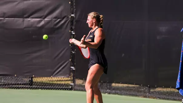 Sia Cariov returns ball