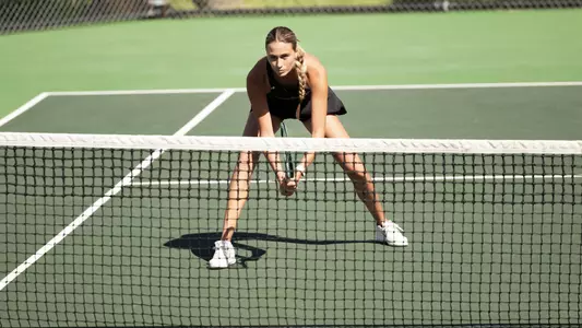Isabella De Luise readies for serve