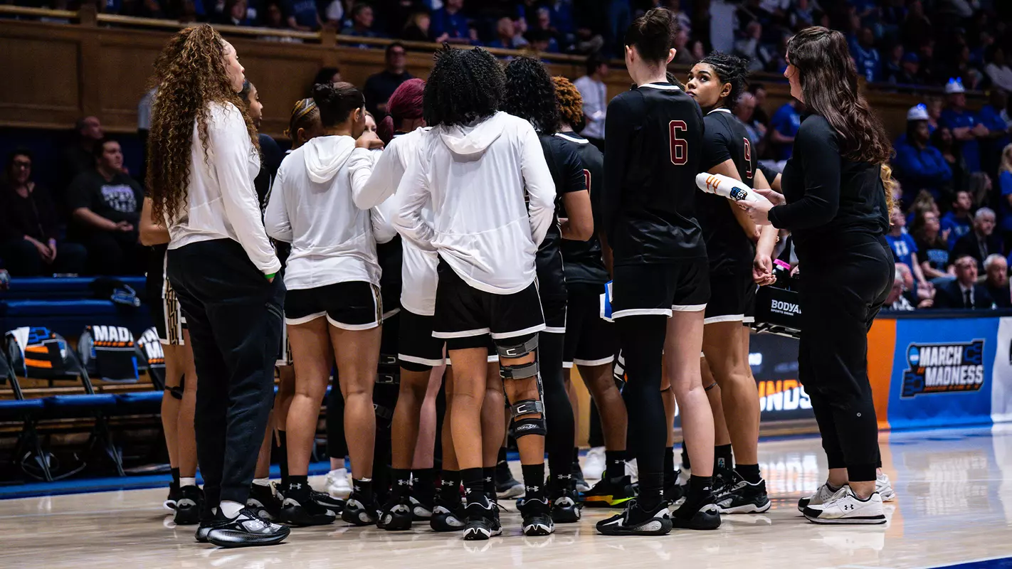 WBB Team huddles at Duke