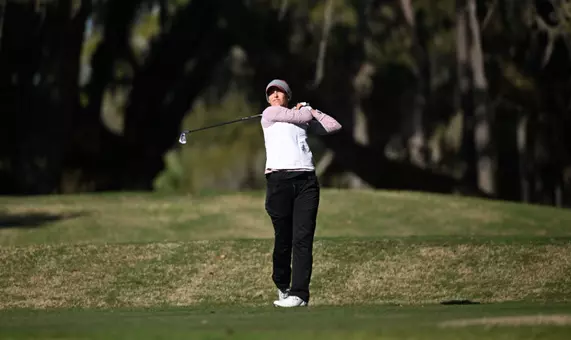 Emilia von Glahn swings the club