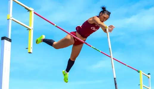 Elaine Zhai polevaulting