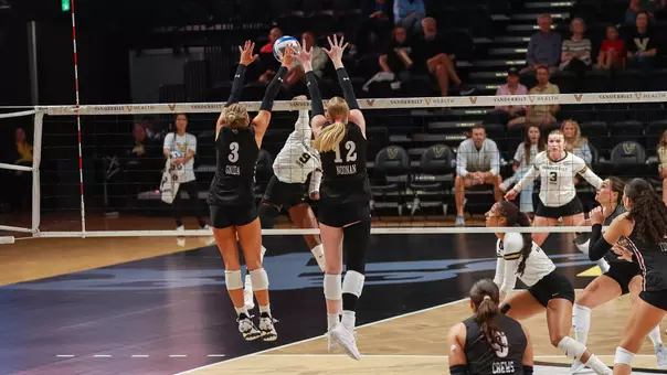 Julia Gnida and Caroline Noonan blocking a ball at Vanderbilt.