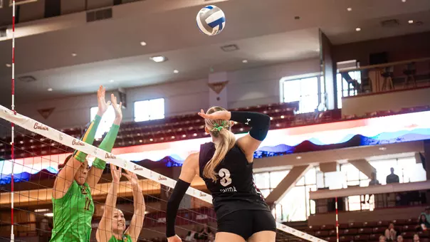 Julia Gnida readying to swing at a volleyball.